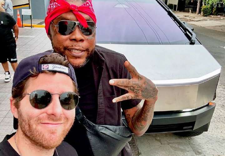 Vybz Kartel maneja el Cybertruck de Mayer