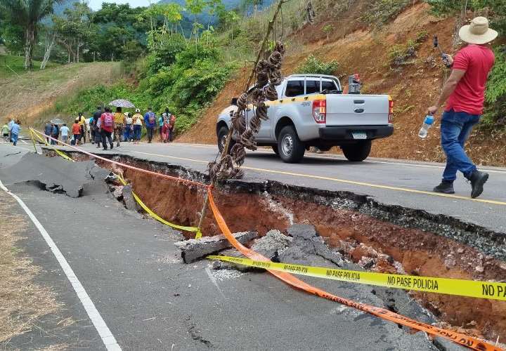 Habilitan paso tras colapso de carretera a San Miguel Centro