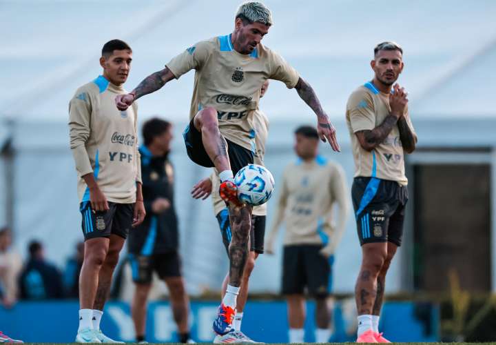 Rodrigo de Paul (c) participa en un entrenamiento en Buenos Aires (Argentina). EFE/ Juan Ignacio Roncoroni