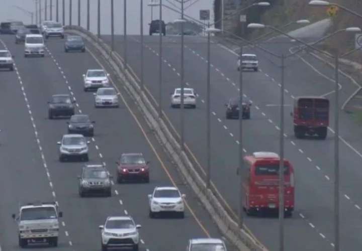 Cierran carril en autopista 