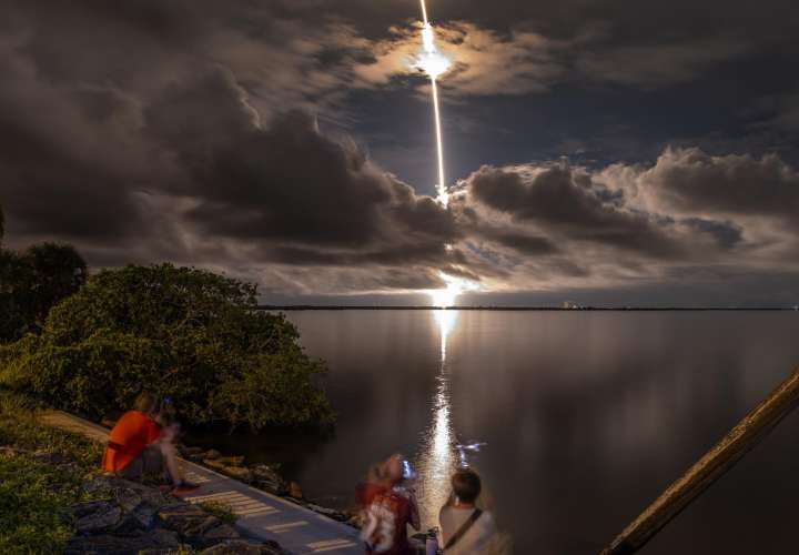 SpaceX despega para primer paseo espacial comercial