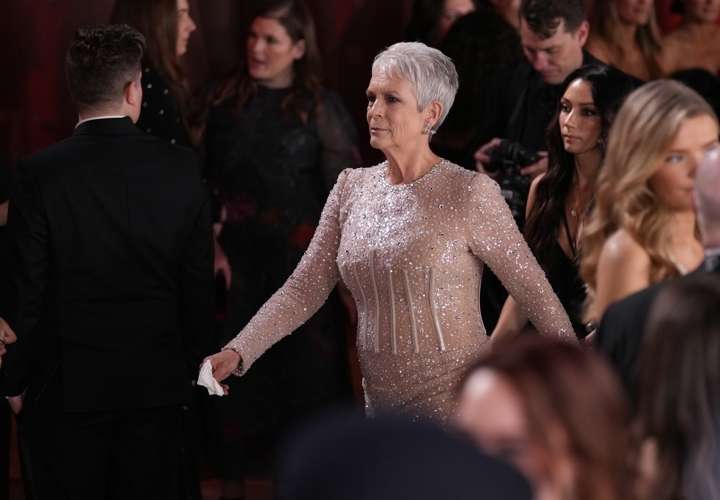 Jamie Lee Curtis celebra por lo alto su primer Emmy por 'The Bear'