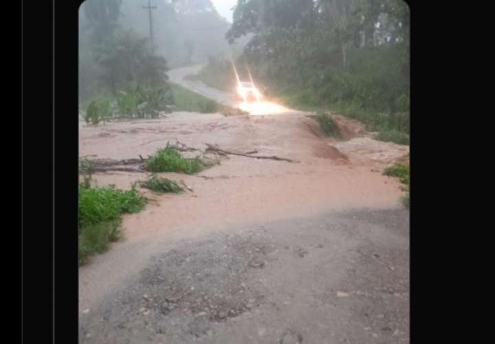 Colapsa puente por desbordamiento de quebrada en Bocas 