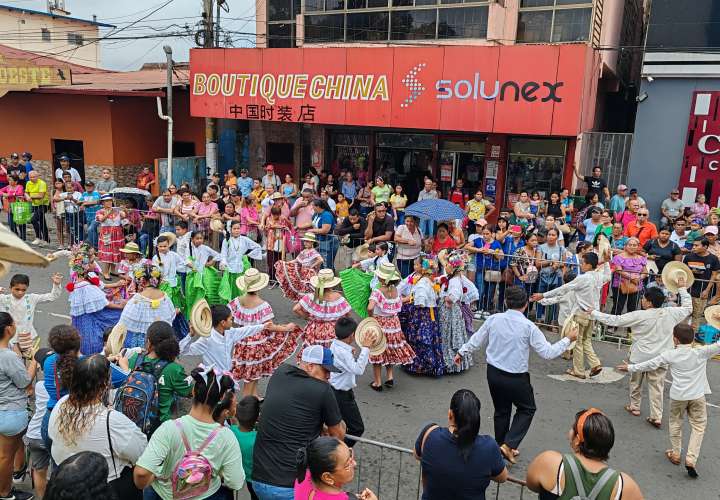 El folclor no puede faltar como parte de las delegaciones estudiantiles.