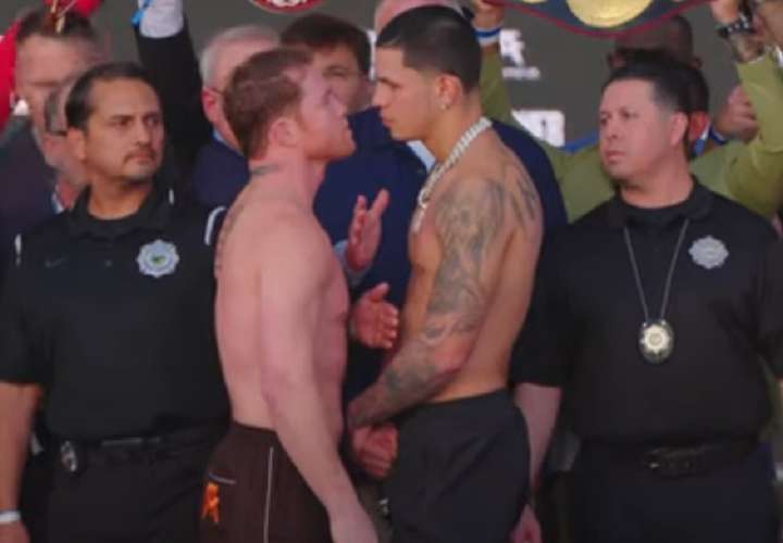 Canelo Álvarez expone cetros mundiales ante boricua Edgar Berlanga