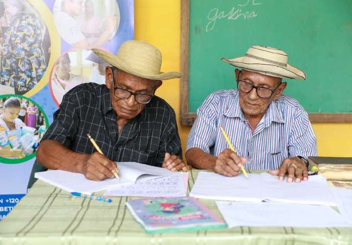 Padre e hijo de 97 y 76 años, aprenden a leer y escribir con programa del MIDES