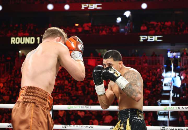 Saúl 'Canelo' Álvarez (i) venció por votación unánime al puertorriqueño Edgar Berlanga. /Foto: EFE