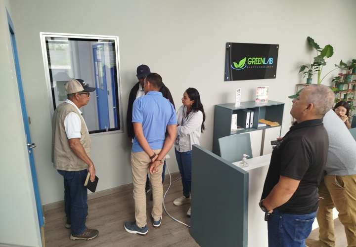 Técnicos de Colón realizan visita para ver la multiplicación de frutos