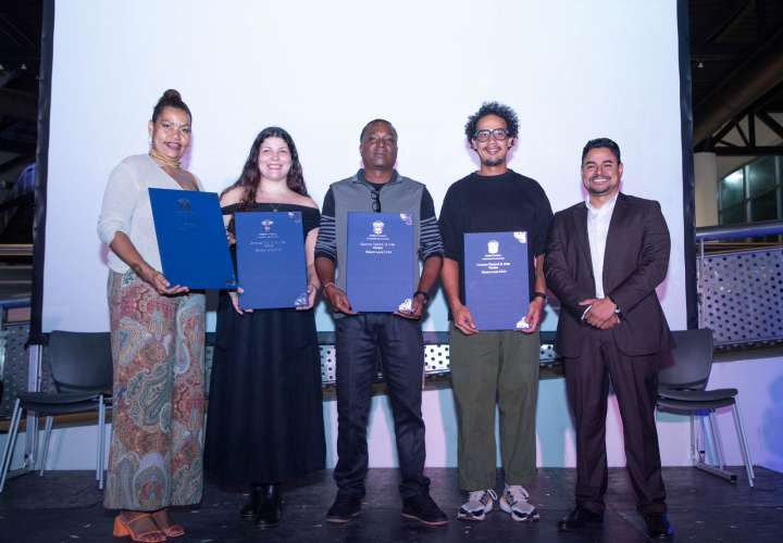 Ganadores del Concurso de Artes Visuales Roberto Lewis 2024. Foto: Cortesía