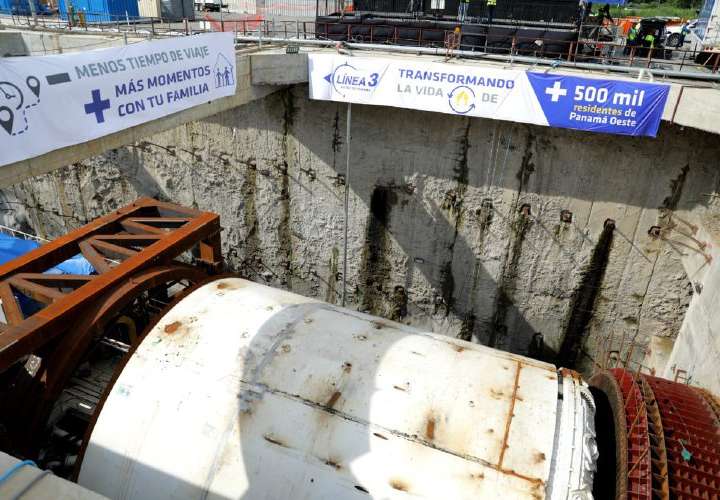 Topo mecánico construye túnel del Metro bajo el Canal