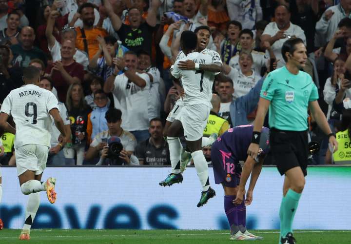 Los jugadores brasileños del Real Madrid, Vinicius y Rodrigo, celebran el segundo gol del equipo. /EFE