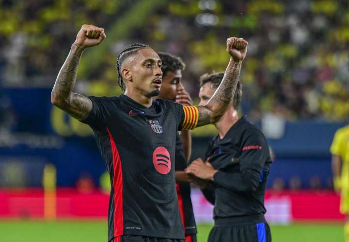 El delantero brasileño del FC Barcelona, Raphinha, celebra el quinto gol del equipo barcelonista. /Foto: EFE