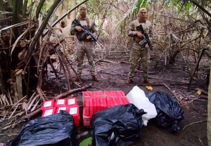 Caen dos sujetos con 175 paquetes de polvos mágicos en Colón 