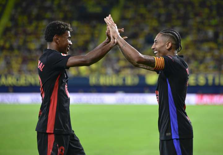 Raphinha (d) y Lamine Yamal, celebran el quinto gol frente al Villarreal/ EFE