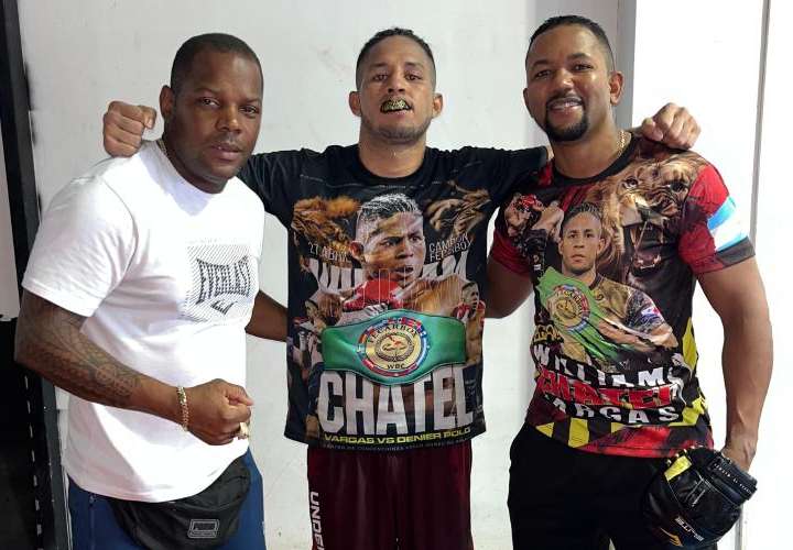 William ‘El Chatel’ Vargas (c) junto a los entrenadores Raynier 'Cuba' Veliz (i) y Ricardo ‘El Maestrito’ Córdoba. Foto: Cortesía