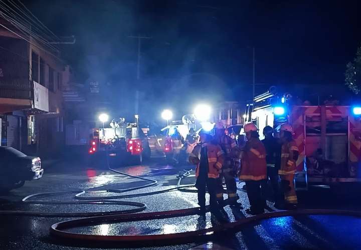 Incendio consume local comercial en Los Pozos