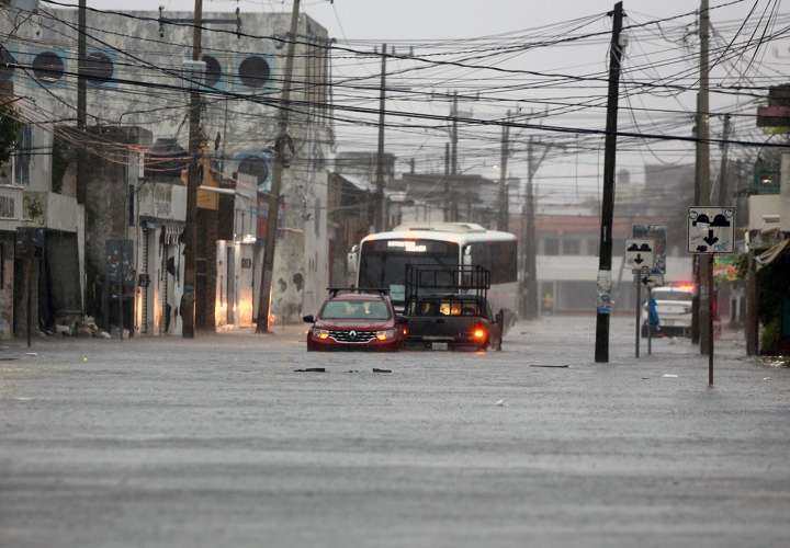 Helene se convierte en huracán frente a la península de Yucatán