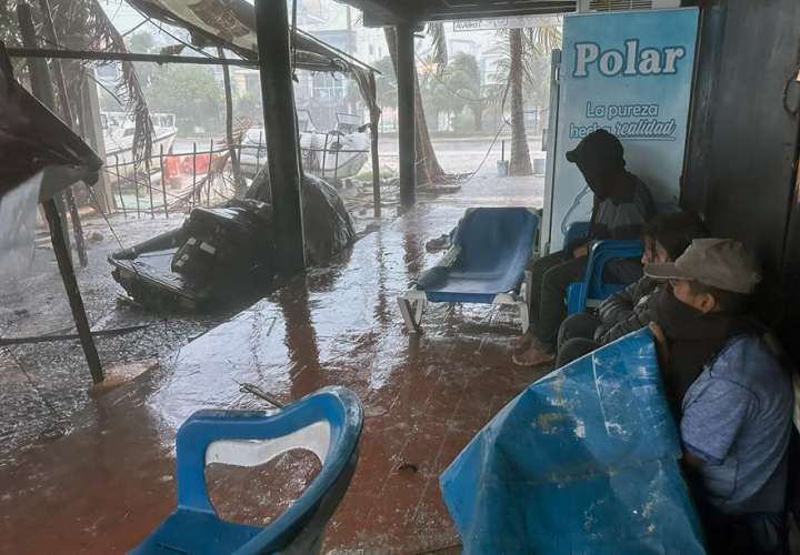 Helene se convierte en huracán frente a la península de Yucatán