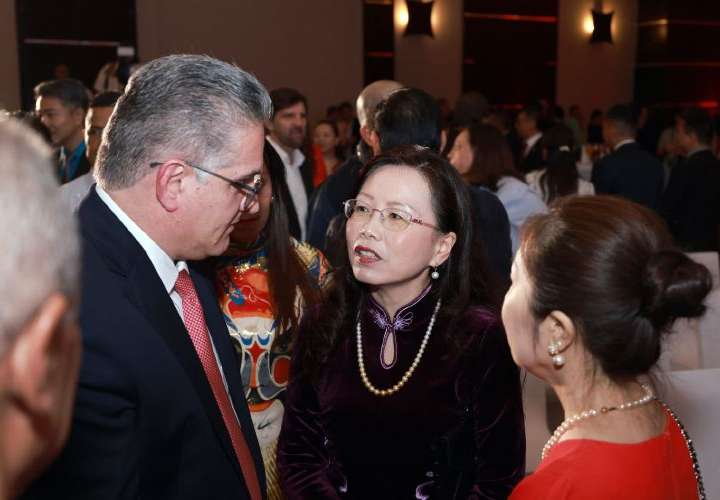 Altos cargos de Mulino en celebración de China