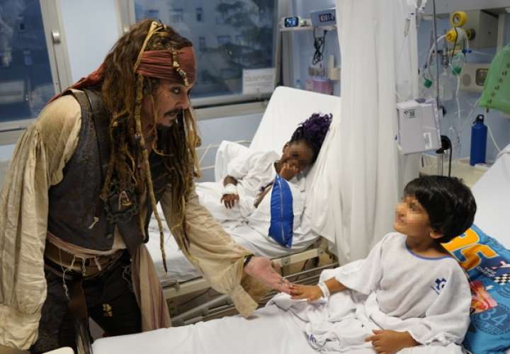 Jack Sparrow visita el hospital y anima a los niños con cáncer