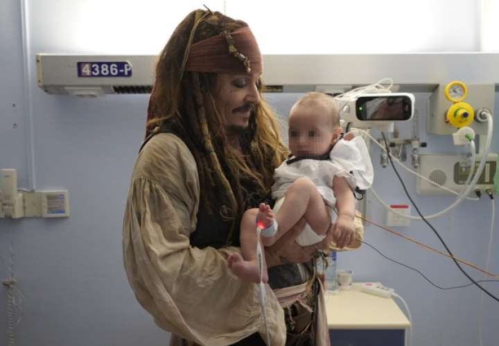 Jack Sparrow visita el hospital y anima a los niños con cáncer