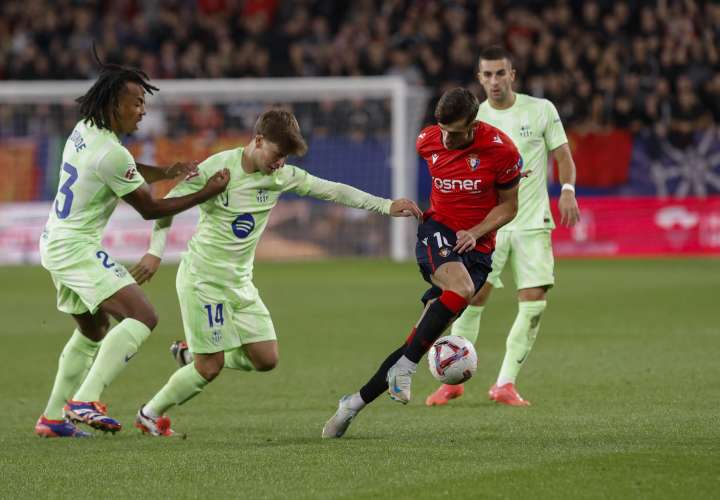 Osasuna Aimar Oroz (2-d) trata de escapar de Pablo Torre (2-i) y Jules Koundé (i), del Barcelona, /Foto: EFE