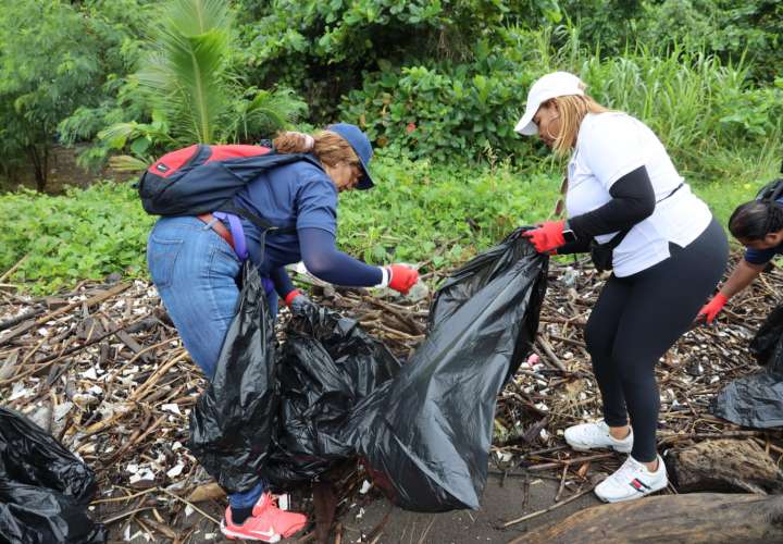 Voluntarios de la AMP se unen a la Gran Limpieza de playas