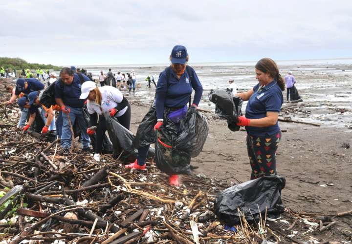 Voluntarios de la AMP se unen a la Gran Limpieza de playas