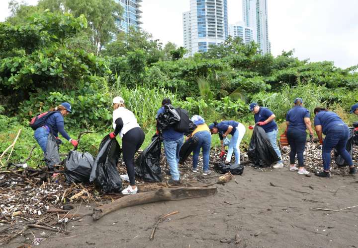 Voluntarios de la AMP se unen a la Gran Limpieza de playas