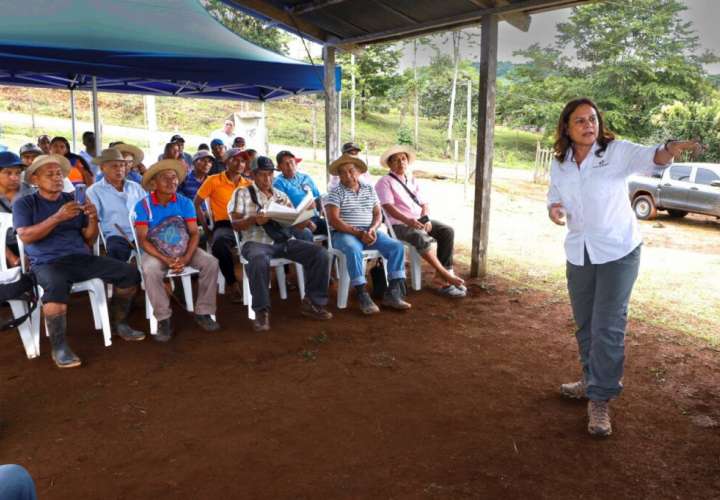 Canal de Panamá se reúne con moradores de Río Indio