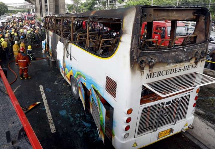 Más de 22 estudiantes mueren tras incendiarse bus. Conductor huyó