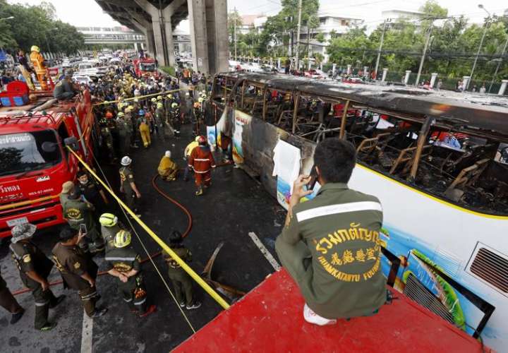 Más de 22 estudiantes mueren tras incendiarse bus. Conductor huyó