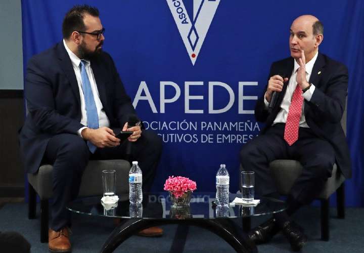 Chapman promete no aumentar impuestos, pero déficit será mayor del 4%