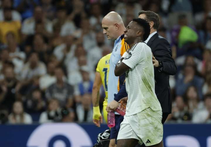 Vinicius Jr. se queja de la lesión. /Foto: EFE