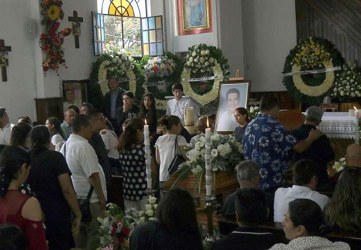 Realizan funeral de alcalde asesinado en sur de México en medio de exigencia de justicia