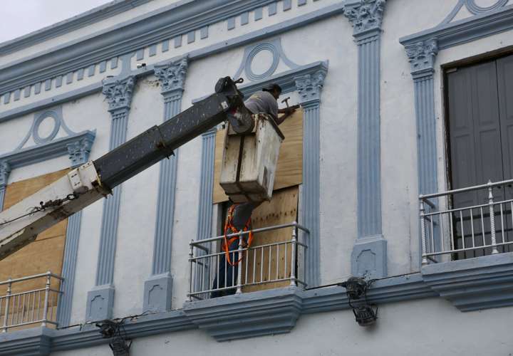 Huracán Milton pierde intensidad, pero es una amenaza grave 