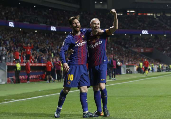 Los jugadores Lionel Messi (i) y Andrés Iniesta durante un partido con el FC Barcelona. EFE