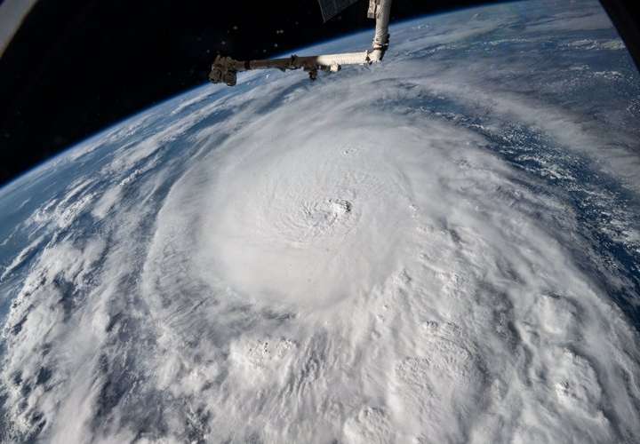 Milton pierde fuerza y baja a categoría 3 mientras va rumbo a Florida