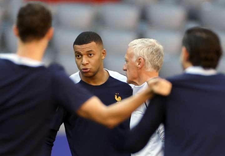 Deschamps: Mbappé "hace lo que quiere" en su vida privada