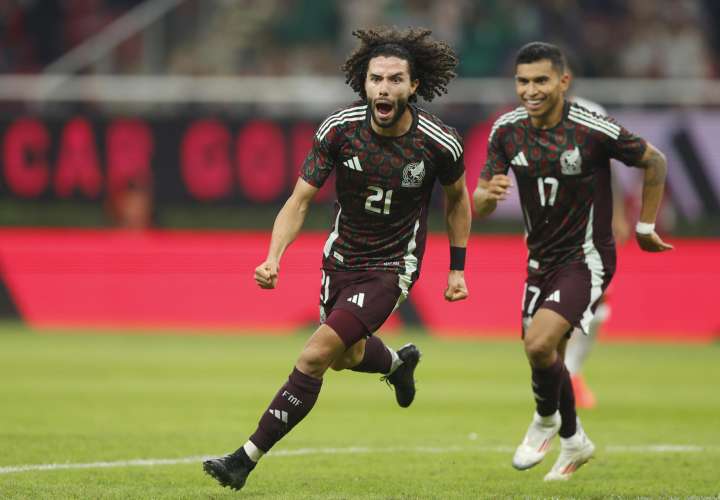 César Huerta (i) de México celebra un gol ante Estados Unidos, este martes. /EFE