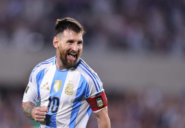 Lionel Messi de Argentina celebra un gol este martes. /EFE