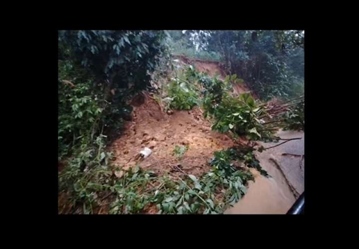 ¡Deslizamientos paralizan vías en Veraguas tras lluvias intensas!