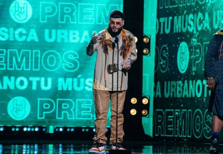 Farruko estrena álbum que habla de su "lucha contra la oscuridad"