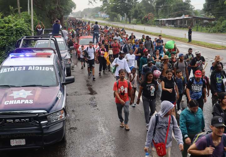 Miles de migrantes, en su mayoría "chamos", van en caravana para EEUU