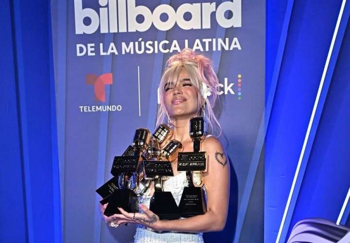 Karol G reina en los premios Billboard y vence a Peso Pluma