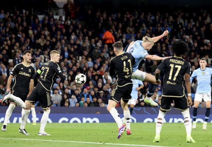 Erling Haaland (C-D) del Manchester City marca el 2-0. /Foto: EFE