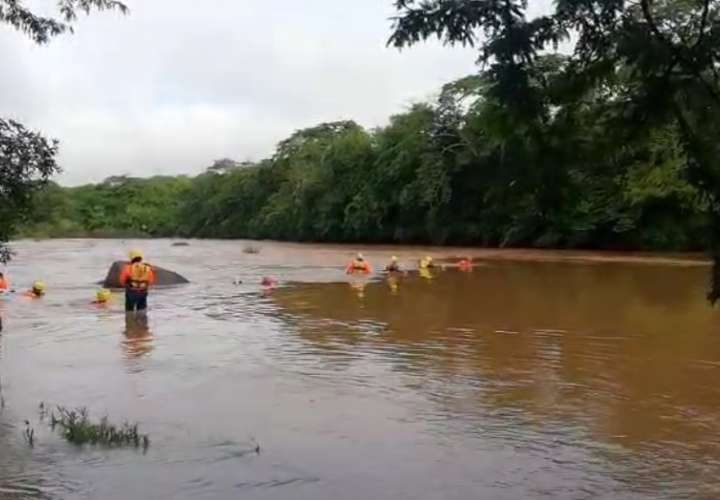 ¡Desaparece! Corriente arrastra a joven por puente en mal estado