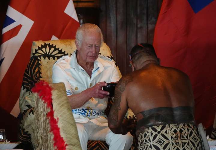 Carlos III recibe el título de "Gran Jefe" en una ceremonia en Samoa