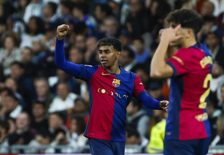 El delantero del FC Barcelona Lamine Yamal celebra tras anotar el tercer gol. / Foto: EFE