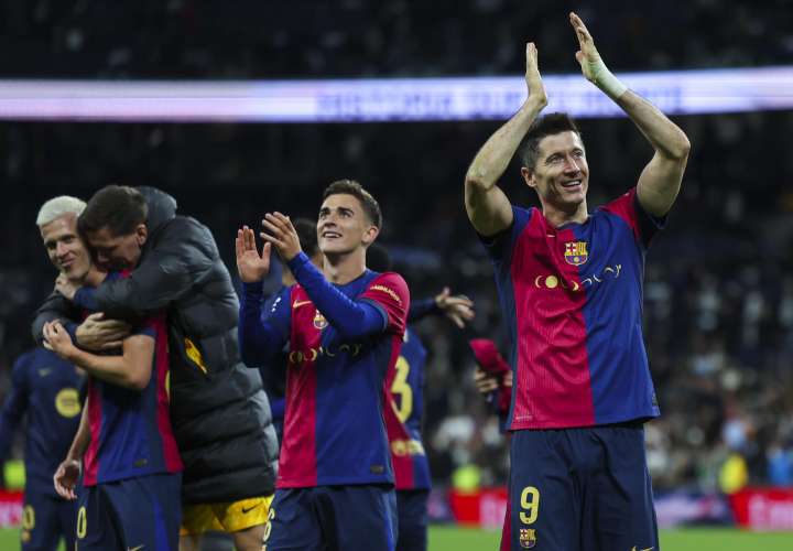 El delantero del FC Barcelona Robert Lewandowski (d) celebra la victoria.